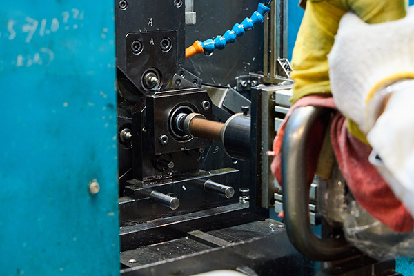 転造機及び、生産設備