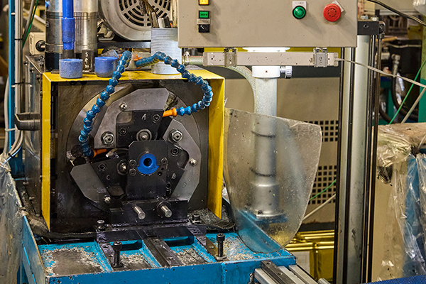 特注転造機による独自の技術と徹底した品質保証体制