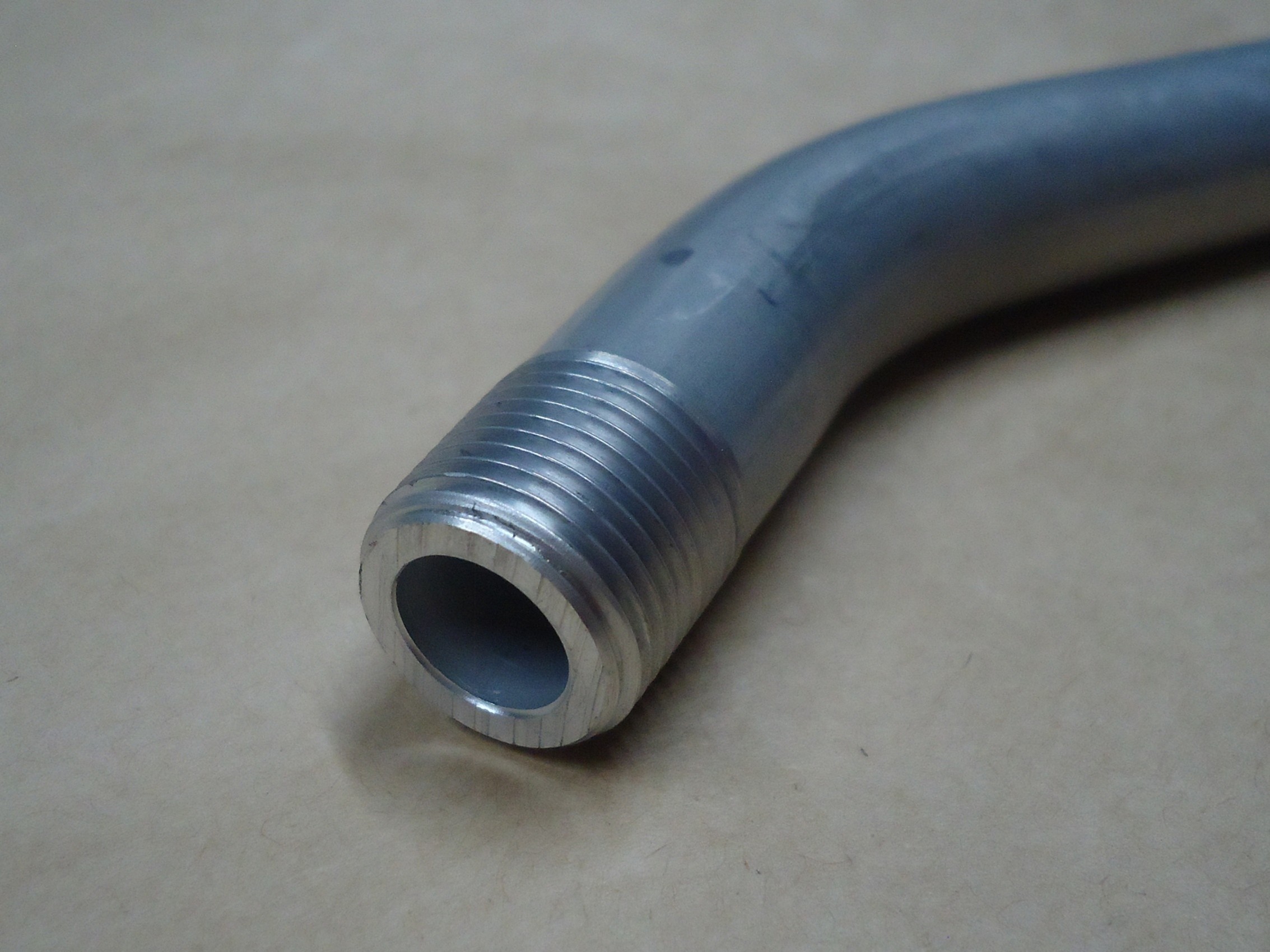 精度不良を起こすアルミパイプの転造ねじ加工