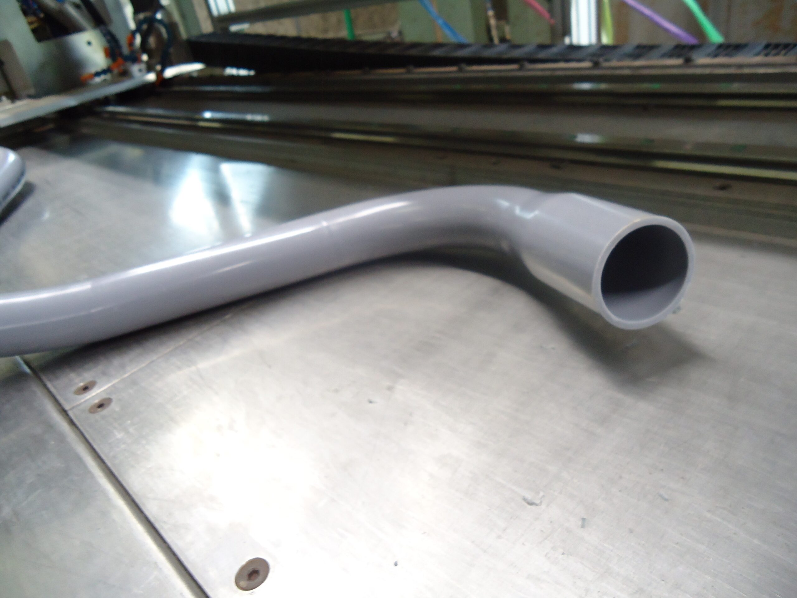 複雑な3次元曲げ加工が可能な塩化ビニールパイプ加工