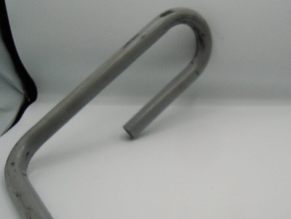 パイプ形状と軽さを活かした台車ハンドル